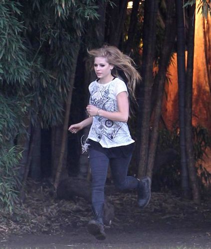  Avril Lavigne Behind The Scenes Of Alice Musica Video