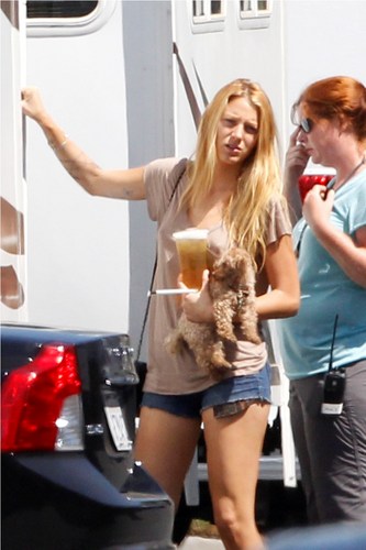  Blake Lively on set The Savages