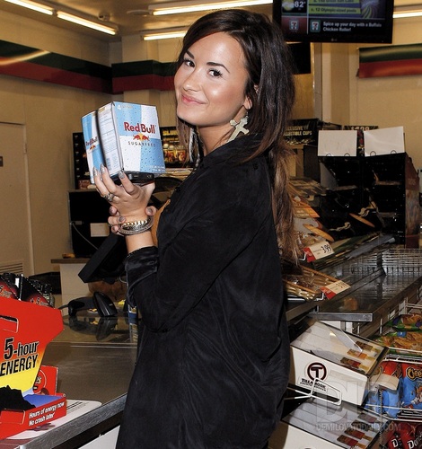  Demi - Gets some Red 황소, 불 at 7-Eleven in Studio City, CA - August 19, 2011