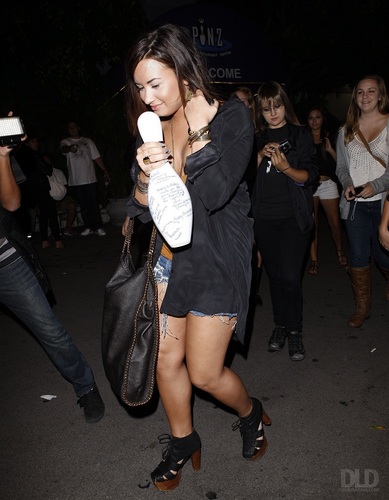  Demi - Leaves Pinz Bowling Alley in Studio City, CA - August 19, 2011