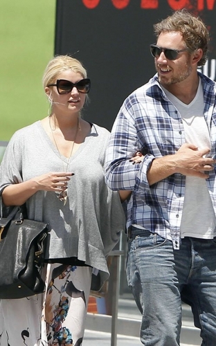  Jessica - With fiance Eric Johnson in LA - August 16, 2011