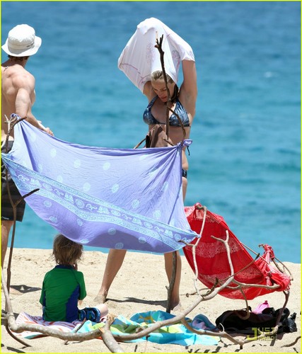 Julia Roberts: Bikini Bod in Kauai!