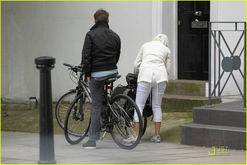  Kate Hudson & Matt Bellamy: Biking in Londra