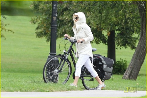 Kate Hudson & Matt Bellamy: Biking in लंडन