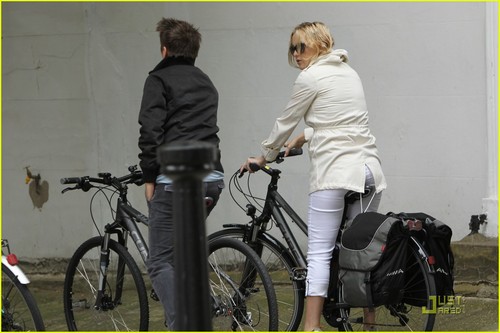 Kate Hudson & Matt Bellamy: Biking in लंडन