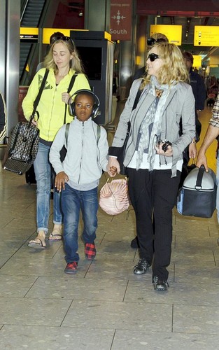  Madonna: लंडन Landing with Brahim & the Kids!