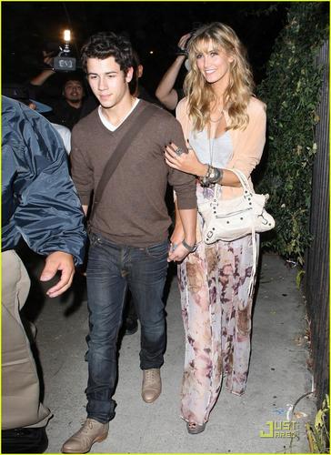  Nick Jonas & Delta Goodrem: concert Going Couple (08.17.2011) !!!