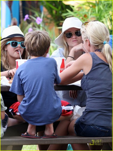  Reese Witherspoon: Burgers at Bubba's!