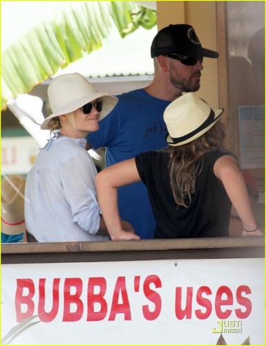  Reese Witherspoon: Burgers at Bubba's!