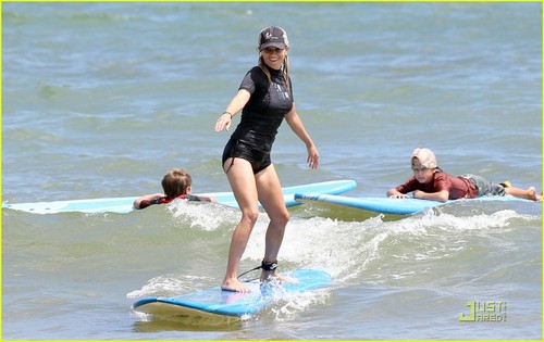  Reese Witherspoon: Surf's Up in Hawaii!