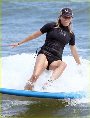 Reese Witherspoon: Surf's Up in Hawaii!