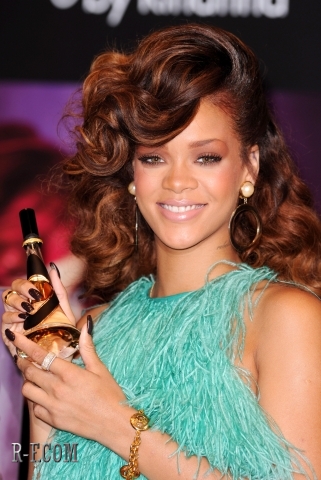  Rihanna - Reb'l Fleur launch in Luân Đôn - August 19, 2011