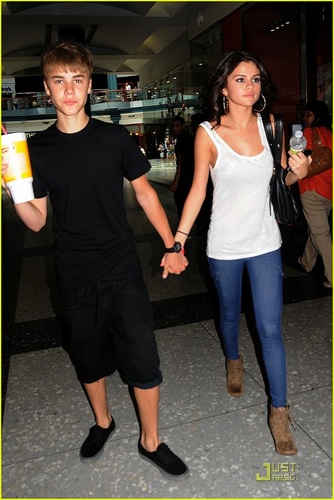  Selena - At frullato, smoothie King With Justin Bieber - August 19, 2011