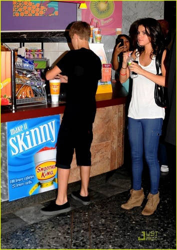  Selena - At zalamero, batido de frutas King With Justin Bieber - August 19, 2011