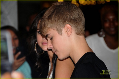  Selena - At smoothie, batido King With Justin Bieber - August 19, 2011