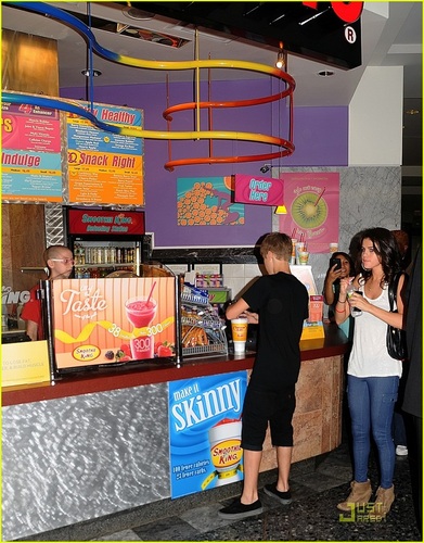  Selena - At zalamero, batido de frutas King With Justin Bieber - August 19, 2011