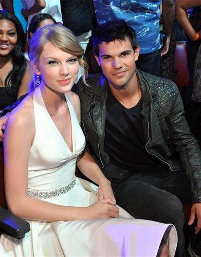  Taylor & Selena : 2011 Teen Choice Awards