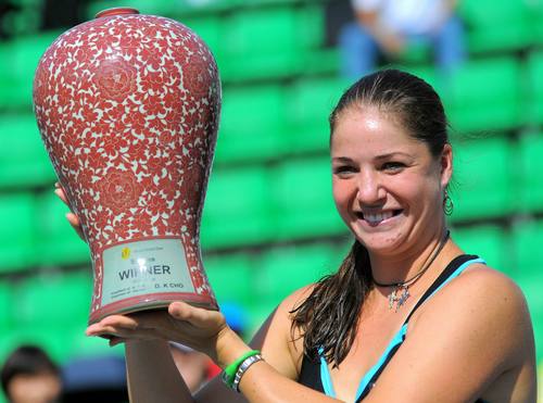  Alisa Kleybanova is Proud of her Vase