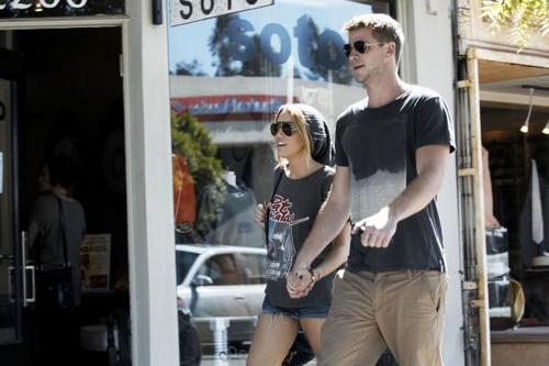  -20. August - Miley Buying bracelets at the LTH Studio in Los Angeles.
