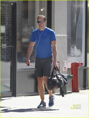  Alexander Skarsgard Goes to the Gym in NYC