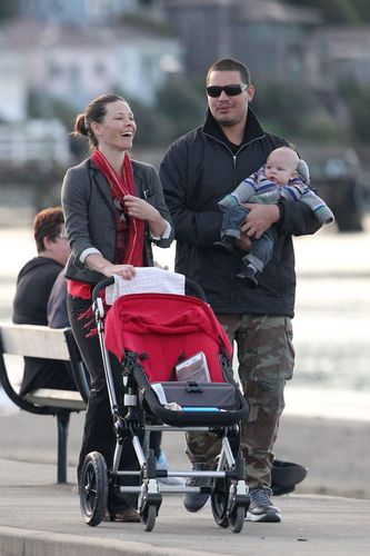  Candids:Evi with family in Wellington, NZ (Aug 21 2011)