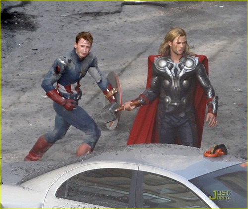 Chris Hemsworth & Chris Evans: 'Avengers' Fight Scene!
