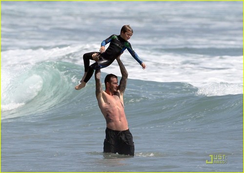  David Beckham: Shirtless Surfing with the Kids!