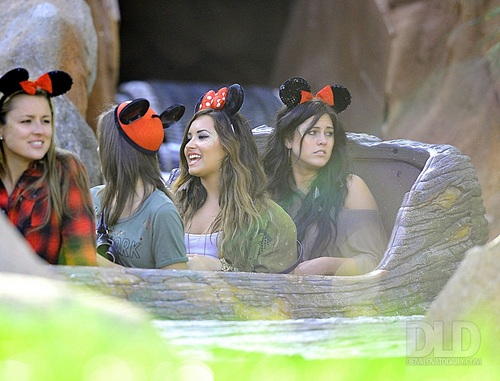  Demi - Having a fun 일 at Disneyland in Anaheim, CA - August 21, 2011
