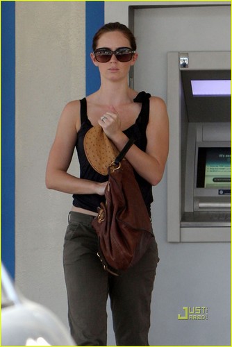  Emily Blunt Stashes Her Cash