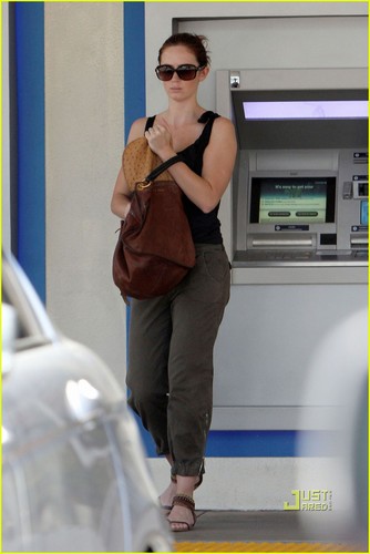  Emily Blunt Stashes Her Cash