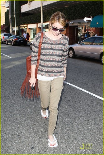 Emma Roberts makes a trip to the nail salon on Tuesday (August 23) in Beverly Hills, Calif.