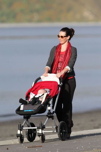  Evangeline Lilly takes her baby boy for a stroll in New Zealand (Aug 22) HQ