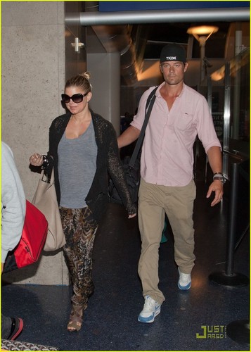  Fergie & Josh Duhamel: LAX Lovebirds!