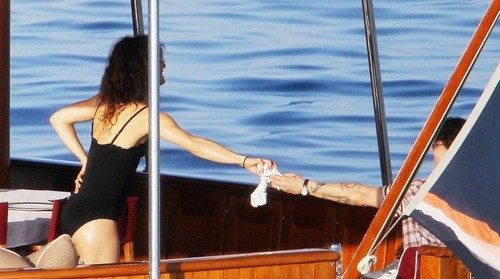 Johnny Depp and Vanessa boat Vajoliroja [20/08/2011]