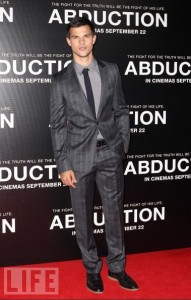  Life's HQ 照片 of Taylor Lautner at Sydney's Abduction Premiere