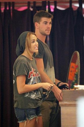  Miley-20. August - Buying bracelets at the LTH Studio in Los Angeles.