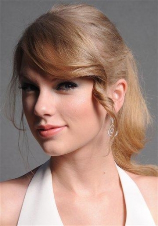  New Outtakes of Taylor @TCA's 2011