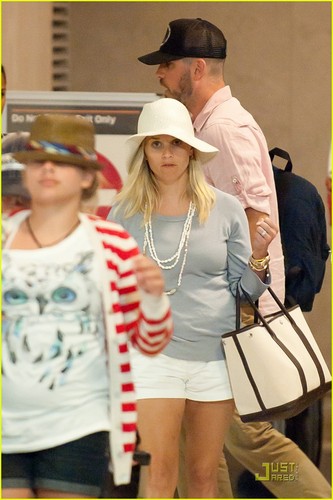  Reese Witherspoon: Hawaiian Vacation Comes to an End