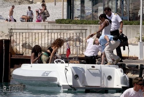  리한나 - Boating in the South of France - August 22, 2011