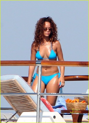  Rihanna: Bright Blue Bikini!