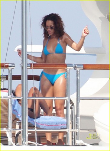  Rihanna: Bright Blue Bikini!