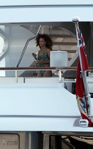 リアーナ - On a yacht in St Tropez - August 22, 2011