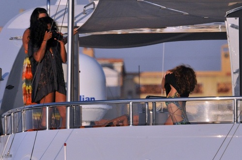  रिहाना - On a yacht in St Tropez - August 22, 2011