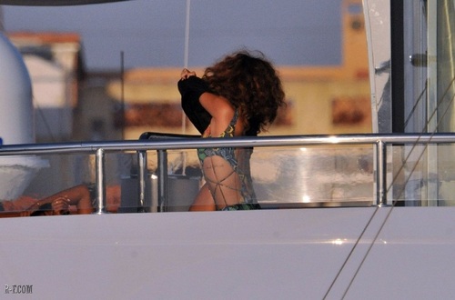  রিহানা - On a yacht in St Tropez - August 22, 2011