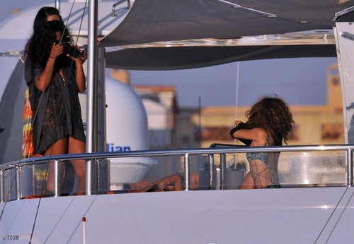  रिहाना - On a yacht in St Tropez - August 22, 2011