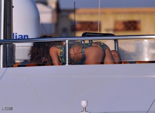  রিহানা - On a yacht in St Tropez - August 22, 2011