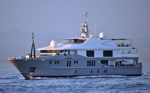 Rihanna - On a yacht in St Tropez - August 22, 2011