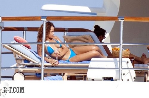  রিহানা - On a yacht in St Tropez - August 23, 2011