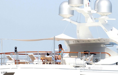  रिहाना - On a yacht in St Tropez - August 23, 2011