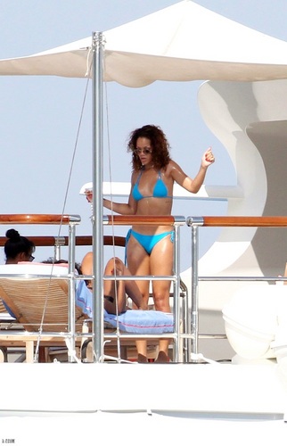 リアーナ - On a yacht in St Tropez - August 23, 2011